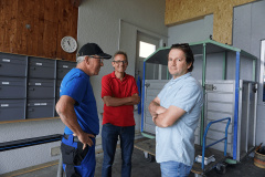 Maschinist Kari Arnold, Res Wiedemar (Inhaber Von Rotz & Wiedemar) und Urs Windlin (Projektleiter Von Rotz & Wiedemar) im Gespräch
