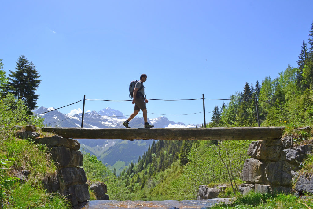 Wandern auf dem Biel über eine schöne Brücke am Gangbachweg